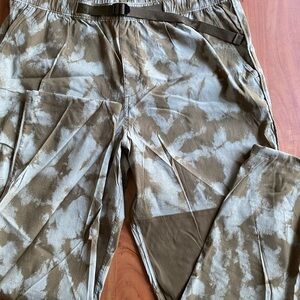 NWT Men's Camouflage Style Pants